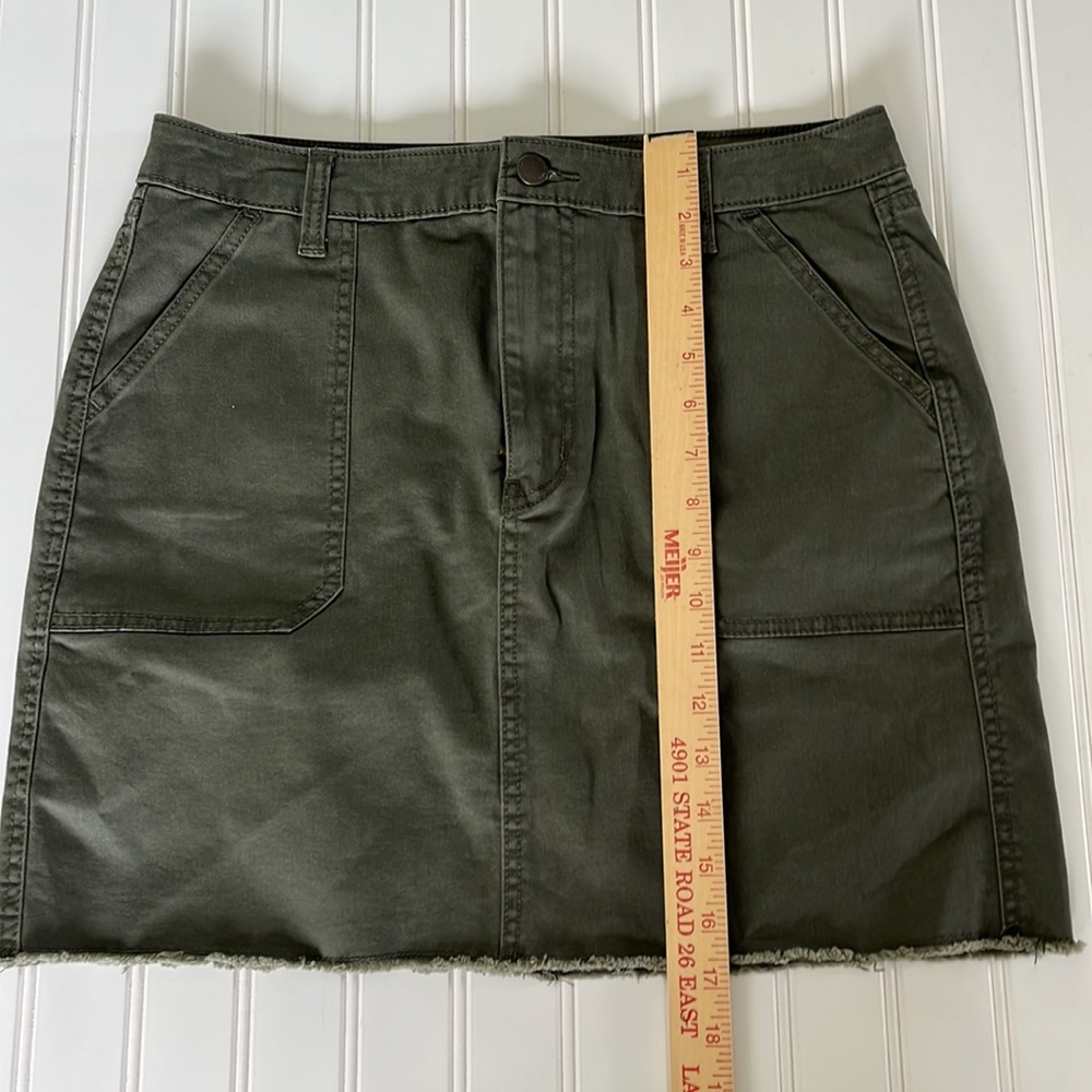 5/$25 SALE Universal Thread Mini Cut Off Skirt Women’s Sz 10 army green EUC - Picture 5 of 8
